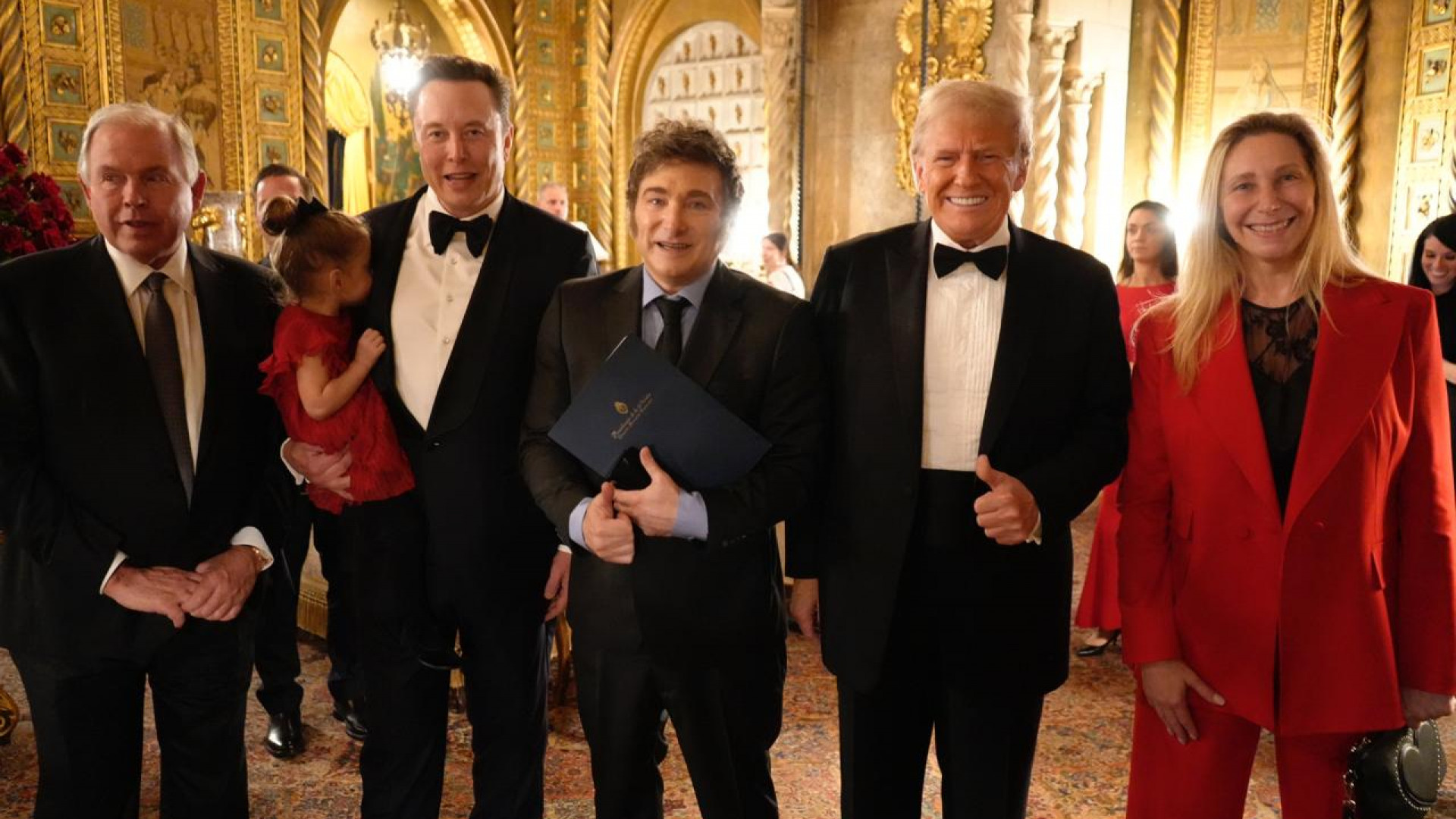 Elon Musk, Javier Milei i Donald Trump en una fotografia de grup.